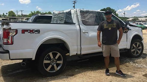 Xem video tài xế may mắn thoát chết sau khi lốc xoáy cuốn bay ô tô lên trời - ảnh 1