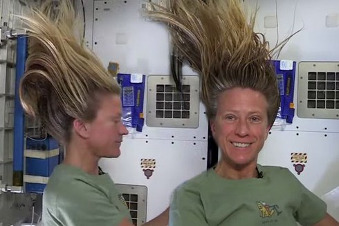 Xem video NASA chỉ cách gội đầu ngoài vũ trụ - ảnh 1