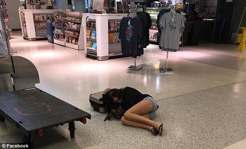 Hành khách hốt hoảng phát hiện nhiên liệu chảy ra từ cánh máy bay United Airline - ảnh 2