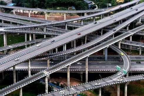 Lạ lùng chuyện ô tô chạy trên mái tòa nhà cao tầng - ảnh 2