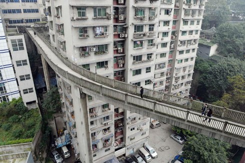 Lạ lùng chuyện ô tô chạy trên mái tòa nhà cao tầng - ảnh 3