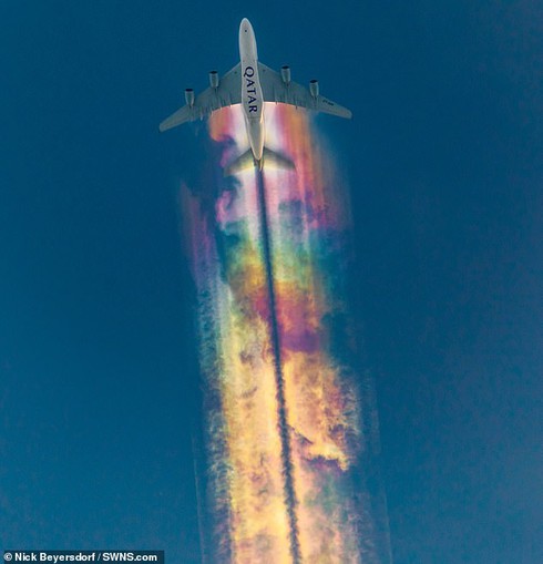 Hãy xem sự kết hợp đầy màu sắc của cầu vồng máy bay, tạo ra một khung cảnh tuyệt vời nơi không gian vô cùng bao la. Những bức ảnh chụp từ trên cao sẽ khiến người xem cảm thấy thích thú và thiếu thốn không gian cho tới khi họ được trực tiếp trải nghiệm điều đó.