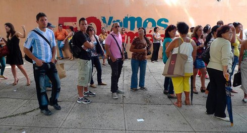 Cuba bỏ lệnh hạn chế công dân ra nước ngoài - ảnh 1