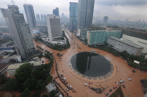 Indonesia: Thủ đô Jakarta tê liệt vì lũ lụt - ảnh 1