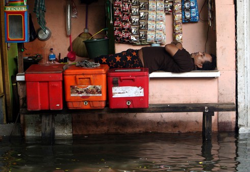 Indonesia: Thủ đô Jakarta tê liệt vì lũ lụt - ảnh 2