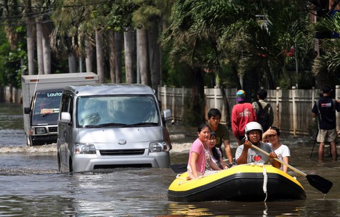 Indonesia: Thủ đô Jakarta tê liệt vì lũ lụt - ảnh 12
