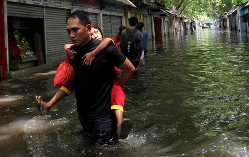 Indonesia: Thủ đô Jakarta tê liệt vì lũ lụt - ảnh 13