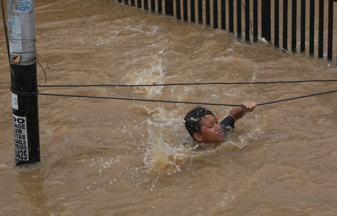 Indonesia: Thủ đô Jakarta tê liệt vì lũ lụt - ảnh 4