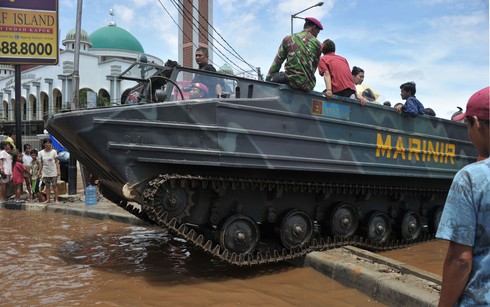 Indonesia: Thủ đô Jakarta tê liệt vì lũ lụt - ảnh 9