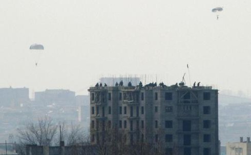 Bắc Kinh bắn đạn thật, lính Triều Tiên nhảy dù sát biên giới TQ - ảnh 1