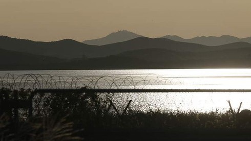 Bị bắn hàng trăm phát vì bơi qua sông sang Triều Tiên - ảnh 1