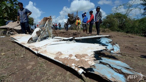 Lào: Vớt được buồng lái trên chiếc máy bay rơi - ảnh 1