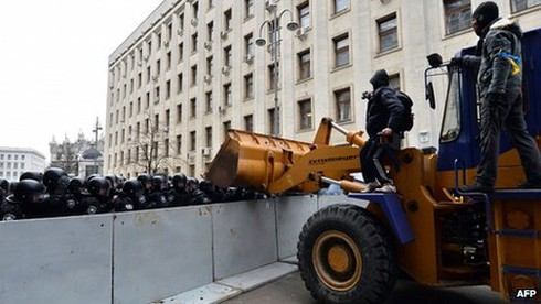 Ukraine: 350.000 người biểu tình, bạo loạn bùng nổ - ảnh 2