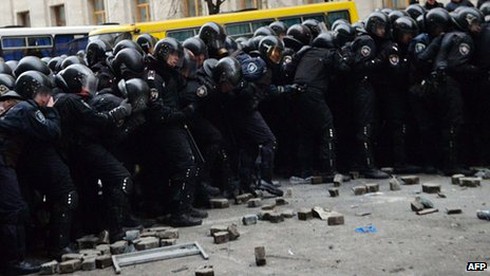 Ukraine: 350.000 người biểu tình, bạo loạn bùng nổ - ảnh 3