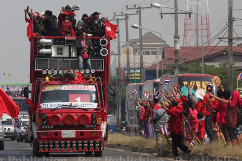 Thái Lan: Phe Áo Đỏ ùn ùn kéo về xung quanh Bangkok - ảnh 1