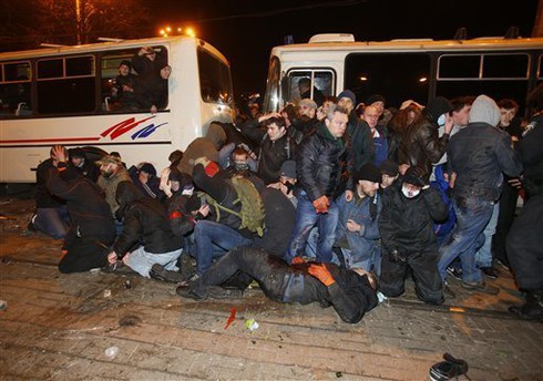 Ukraine đưa quân đội, xe bọc thép tới sát biên giới Nga - ảnh 1
