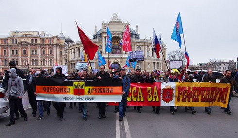 Hàng ngàn người dân phía đông Ukraine biểu tình đòi trưng cầu dân ý - ảnh 1