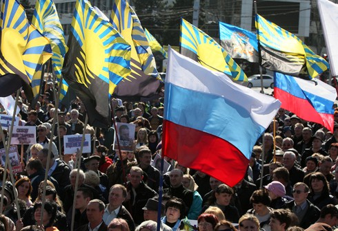 Hàng ngàn người dân phía đông Ukraine biểu tình đòi trưng cầu dân ý - ảnh 2