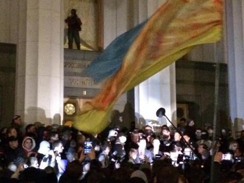 Ukraine: 1.500 phần tử cực đoan Right Sector bao vây tòa nhà quốc hội - ảnh 1