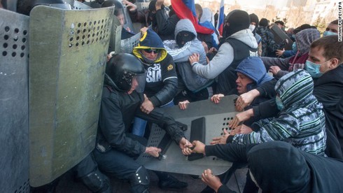 Ukraine: Người biểu tình thân Nga ở phía Đông 'nổi dậy' cướp vũ khí - ảnh 1