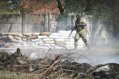 Hiện trường vụ đấu súng dữ dội tại miền đông Ukraine - ảnh 5