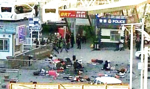 Hình ảnh: Tấn công khủng bố tại nhà ga Tân Cương, 3 người chết - ảnh 1