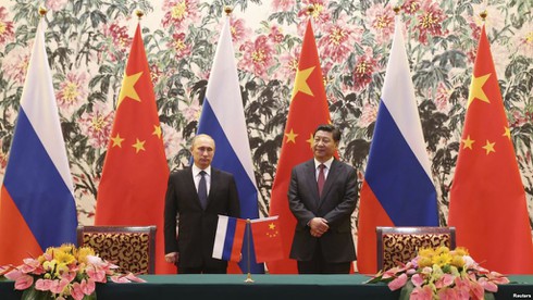 Nga đang đứng giữa