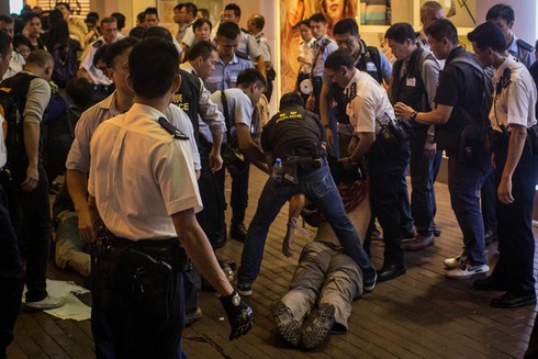 Hong Kong: Người biểu tình tụ tập đêm Giáng sinh, cảnh sát ra tay mạnh - ảnh 1