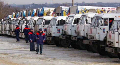 Đoàn xe viện trợ thứ 13 của Nga chia làm 2 mũi tiến vào đông Ukraine - ảnh 1