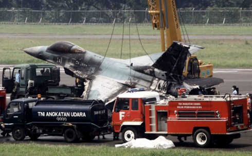 Indonesia: Chiến đấu cơ F-16 bốc cháy ngùn ngụt trước khi cất cánh - ảnh 1