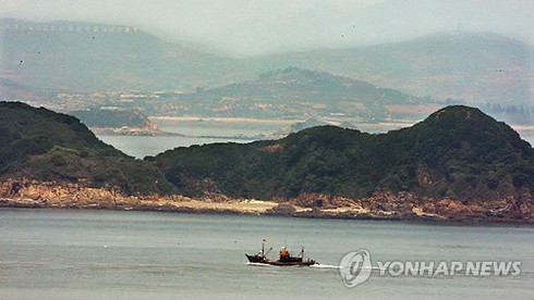 Triều Tiên dựng trại quân sự sát đảo Hàn Quốc - ảnh 1