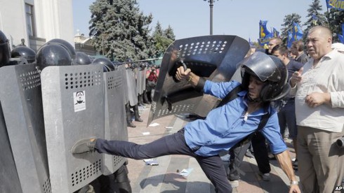 Tin thế giới 18h30: Bạo động ở Kiev, Thái Lan bắt nghi phạm số 1 đánh bom - ảnh 1