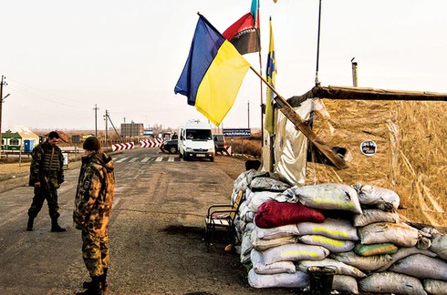 Ukraine tuyên bố dừng vận chuyển hàng hóa tới Crimea - ảnh 1