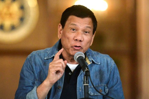 Tổng thống Philippines: Tôi sẽ ném bom rải thảm, phá hủy mọi thứ ở Marawi - ảnh 1