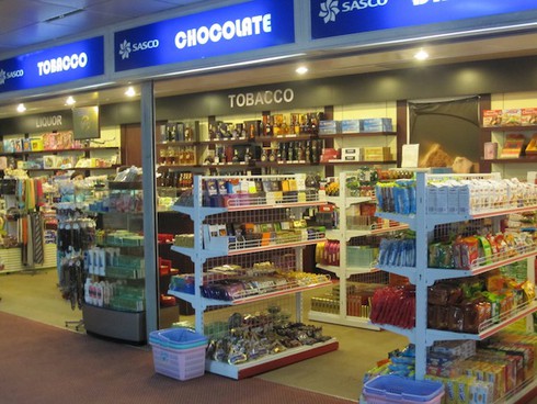 Ai độc quyền bán hàng miễn thuế sân bay, đút túi lợi khủng? - ảnh 1