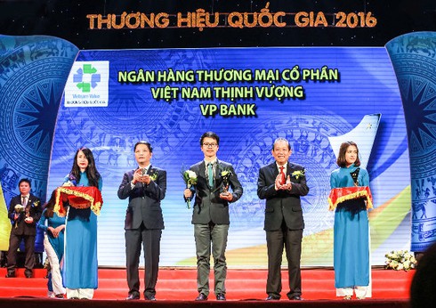 “Mưa” giải thưởng cho VPBank trong năm 2016 - ảnh 1