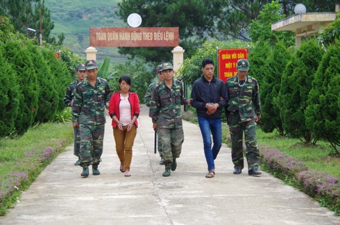 Bàn giao 2 đối tượng mua bán người cho công an tỉnh Điện Biên - ảnh 1