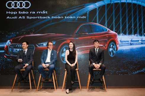 Công Vinh bảnh bao bên vợ trong buổi ra mắt mẫu xe mới - ảnh 1