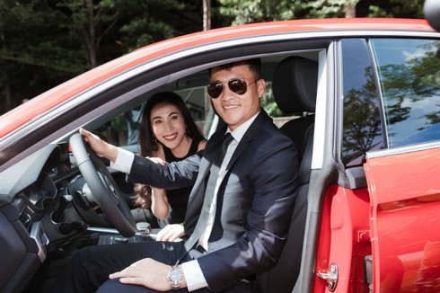 Công Vinh bảnh bao bên vợ trong buổi ra mắt mẫu xe mới - ảnh 3