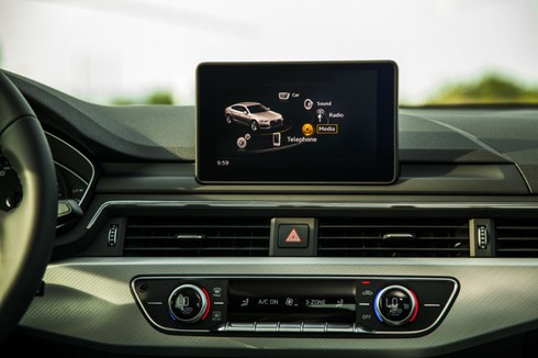 Công Vinh bảnh bao bên vợ trong buổi ra mắt mẫu xe mới - ảnh 8