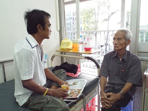 Shop TIN 5/4: Công an mệt mỏi, khó thở - Cầu cong