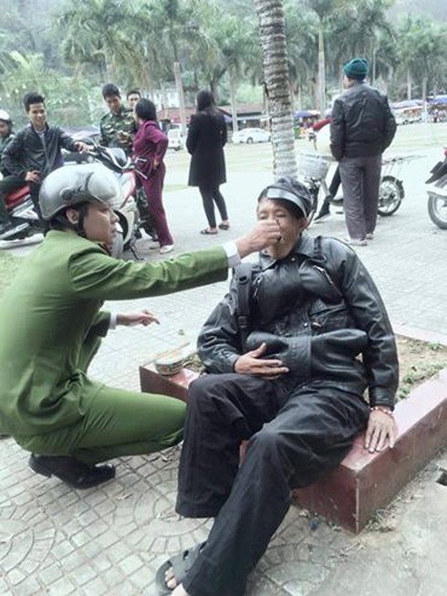 Shop TIN 5/4: Công an mệt mỏi, khó thở - Cầu cong