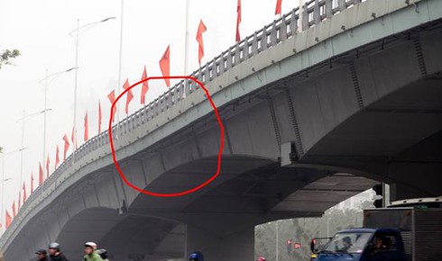 Shop TIN 5/4: Công an mệt mỏi, khó thở - Cầu cong