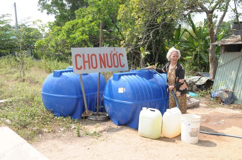 Shop TIN 5/4: Công an mệt mỏi, khó thở - Cầu cong