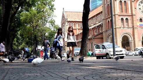 Shop TIN 5/4: Công an mệt mỏi, khó thở - Cầu cong