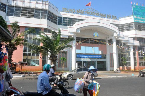 Shop TIN 5/4: Công an mệt mỏi, khó thở - Cầu cong