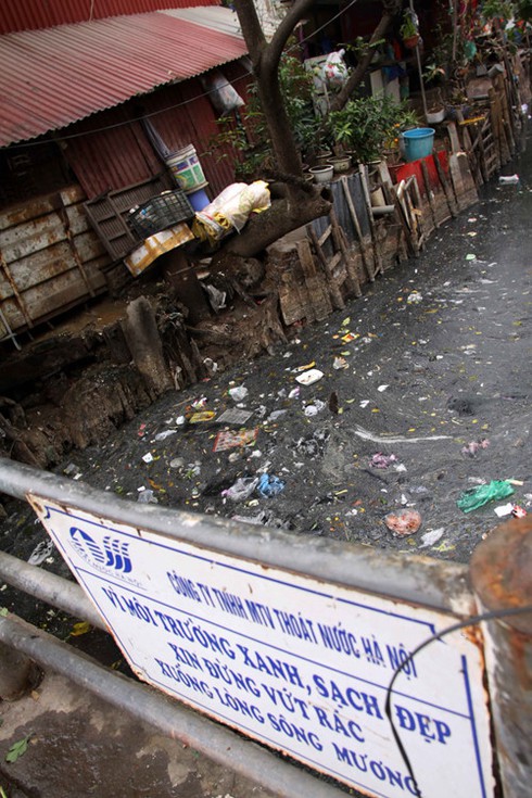 Shop TIN 5/4: Công an mệt mỏi, khó thở - Cầu cong