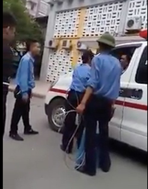 Shop TIN 10/7: ĐUỔI VIỆC 3 BẢO VỆ TRONG CLIP CHẶN XE CỨU THƯƠNG - ảnh 1