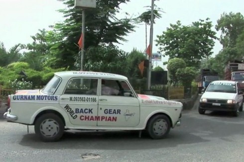 Ấn Độ: Tài xế taxi nổi như cồn vì khả năng lái xe lùi suốt 11 năm - ảnh 1