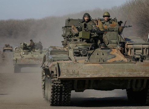 Ukraine sẽ không rút vũ khí hạng nặng nếu phe ly khai còn nã pháo - ảnh 1